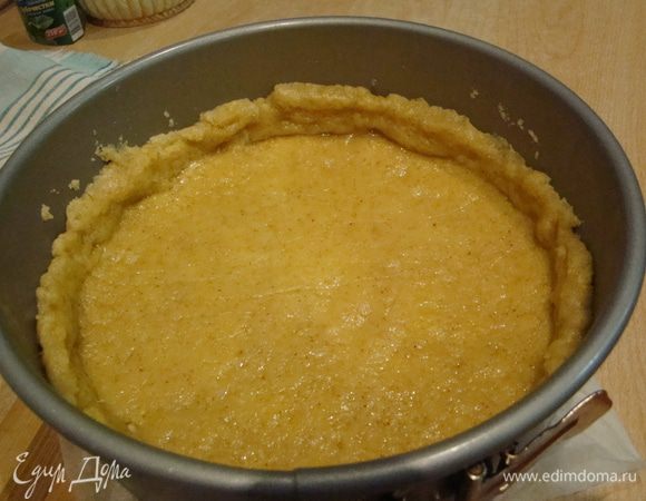 Распределяем тесто по дну разъемной формы 22 см, формируя  невысокий бортик, запекаем при 170 "С 10 мин