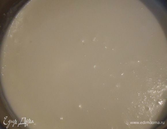 Делаем ванильный баваруа так же, как и предыдущие. В молоке растворяем ванильный сахар, вводим желтково-сахарно-крахмальную массу, доводим до кипения и на среднем огне варим, пока крем не заварится, постоянно помешивая. Желатин растворяем в теплом молоке, вводим в заварной крем, остужаем. Взбиваем сливки с закрепителем, добавляем в крем.