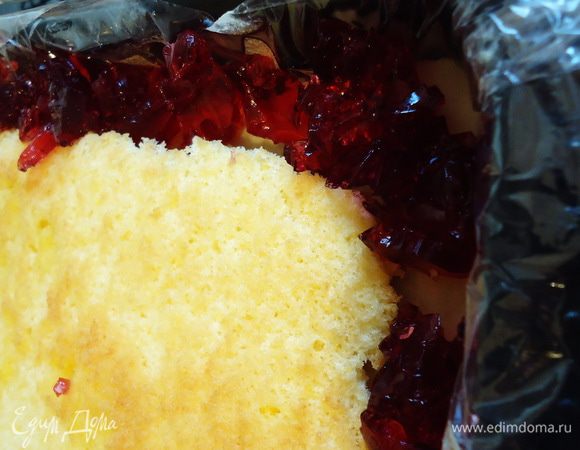 Выкладываем желе по бортику формы.