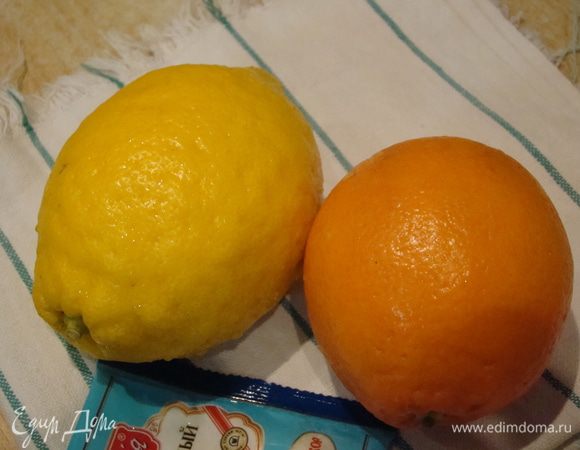 Выжимаем сок из цитрусовых, доливаем воду, чтобы всего получилось 260 мл, добавляем желатин, хорошо размешиваем, даем время желатину набухнуть