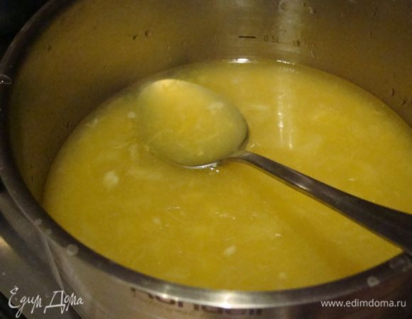 ставим на огонь, добавляем сахар и варим желе