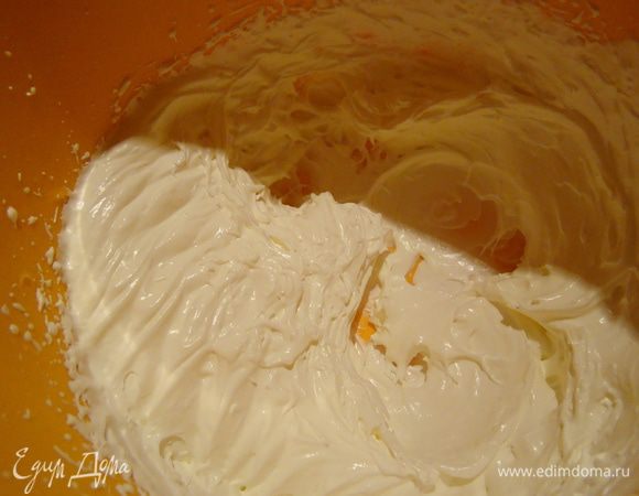 В это время взбиваем холодные сливки