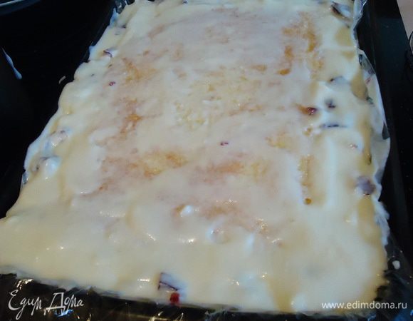 Желе и бисквит покрываем сверху нашим ванильным баваруа, отправляем в холодильник минимум на 4 часа, у меня был всю ночь.