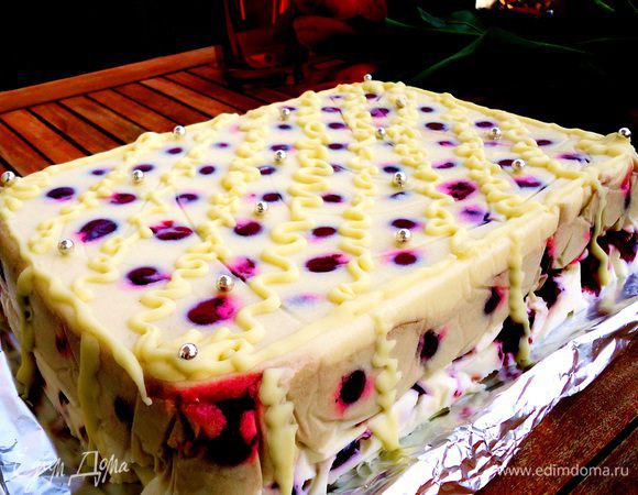 Для украшения топим на водяной бане белый шоколад и украшаем наш тортик)) Именинница была в восторге, надеюсь вам мой рецепт тоже понравился)))) Bon appetit!!!