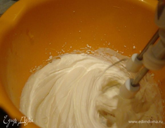 Добавляем рикотту и взбиваем до однородности, постепенно вводим цитрусовое желе, если хотите насыщенный цвет - можно использовать оранжевый краситель