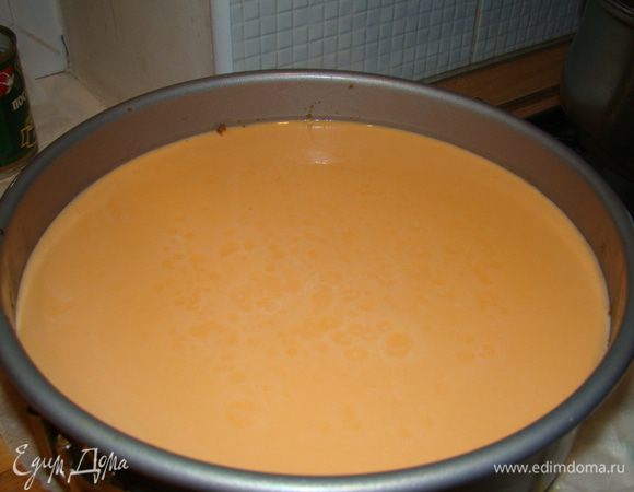 Выливаем в форму с чизкейком полученную смесь, оставляем застывать на пару часов/ночь в холоде