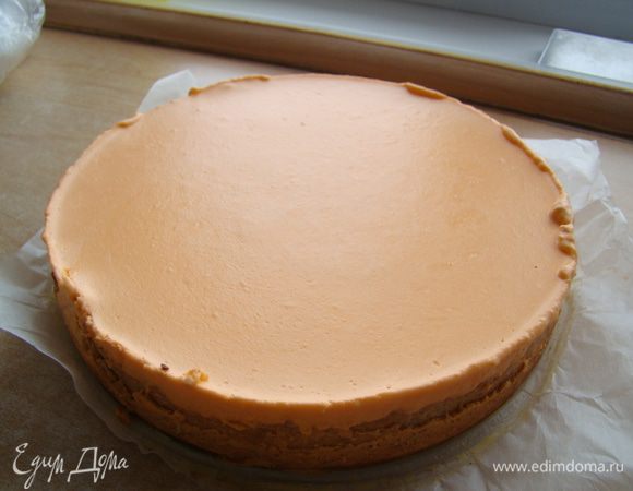 Острым ножом проводим вдоль бортика, снимаем тортовое кольцо, переносим торт на блюдо