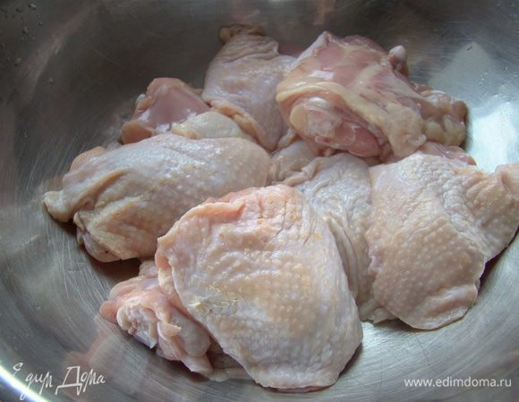 Хорошо вымыть и обсушить мясо