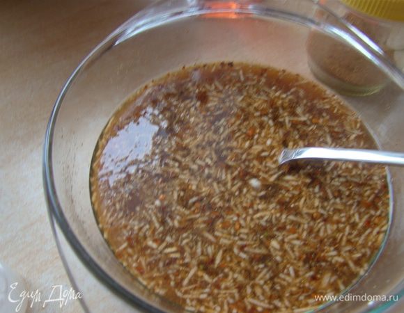 Натереть чеснок, смешать все остальные специи и жидкости