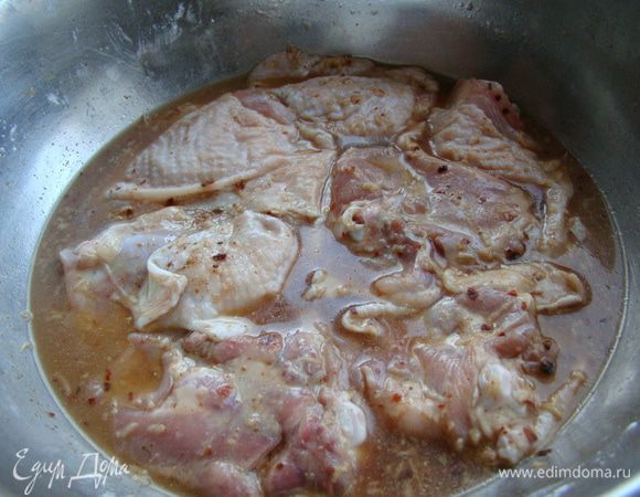 Залить курицу маринадом, оставить минут на 15-20, духовку разогреть до 220"С