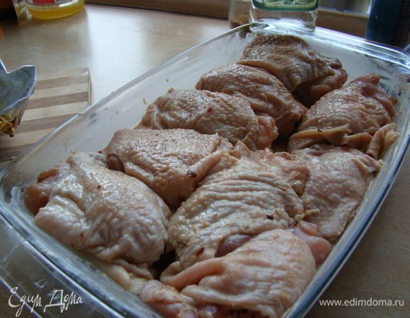 Жаростойкую форму смазать немного маслом, выложить курочку, поставить в духовку