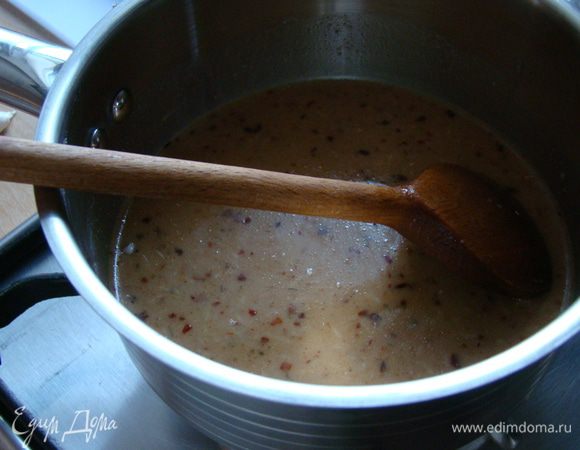 В это время маринад перелить в ковш, уварить его 