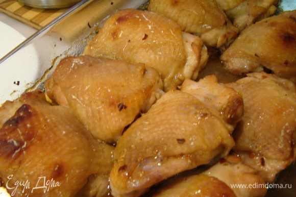 через 20 минут достать курицу, обмазать густым маринадом, запекать еще 10 минут