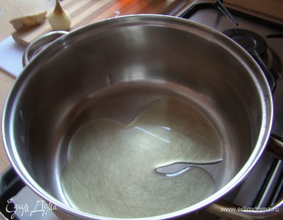 Разогреваем масло, натираем на терке чеснок и имбирь, лук мелко режем