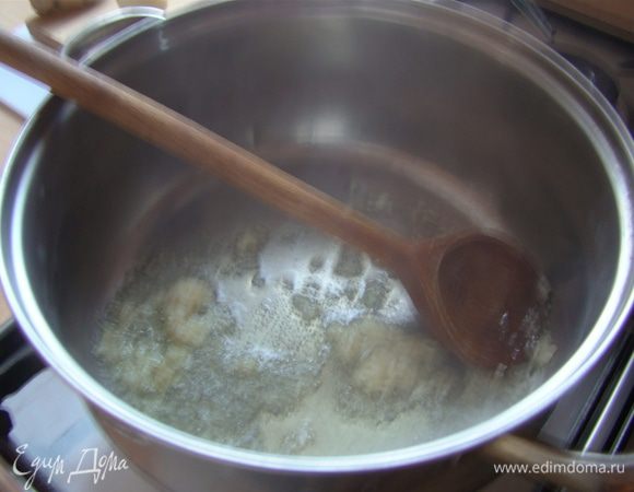Прогреваем чеснок с имбирем, практически сразу же добавляем лук и пассеруем до полу готовности на слабом огне. Лук должен оставаться прозрачным!