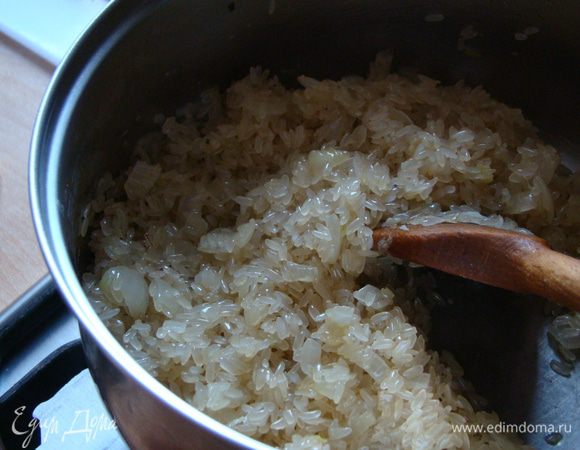 Всыпаем рис (я беру пропаренный), минуты 3 жарим с луком, после чего заливаем кипятком (вода должна покрывать рис на 1,5-2 см), немного солим  и варим до готовности на слабом огне