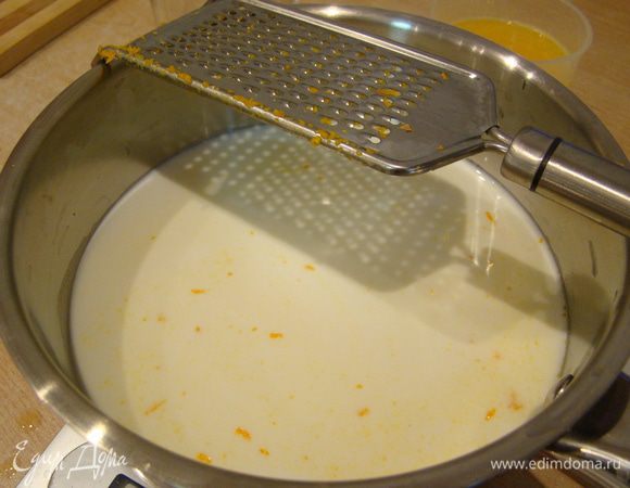 В молоко натрем цедру, добавим сахар и поставим на медленный огонь, помешивая, до полного его растворения