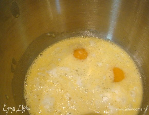 Яйца взбиваем с соком (1 апельсин + 0,5 лимона) и пекарским порошком