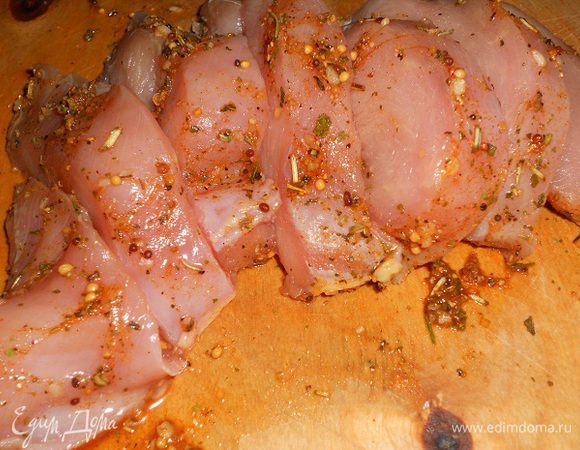 Куриное филе нарезать на вот такие кусочки, натереть солью и перцем и специями, дать постоять 15 - 20 минут.