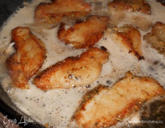 Обжарить с двух сторон и залить белым вином, протушить 3 - 4 минуты.