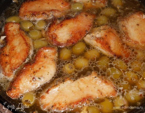 Затем добавить оливки, я добавляла с жидкостью в которой они были, посолить если еще нужно по вкусу. Тушить несколько минут и снять с плиты.