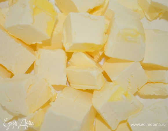 сливочное масло нарубить на маленькие кубики