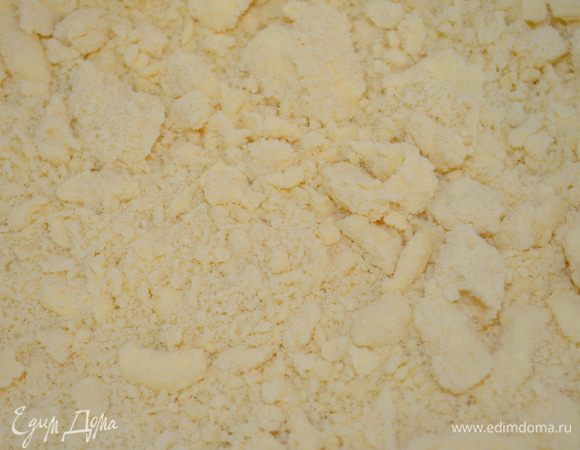 просеять муку с солью  и растереть все в крошку руками. 