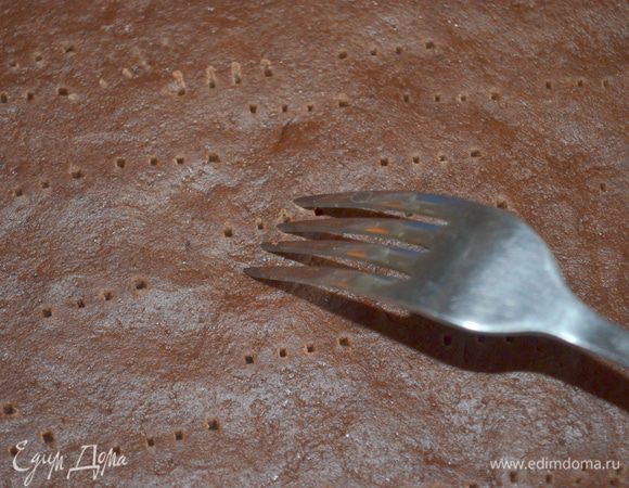 затем достать, наколоть вилкой и отправить в разогретую на 190 гр духовку на 15 минут. Затем остудить. 