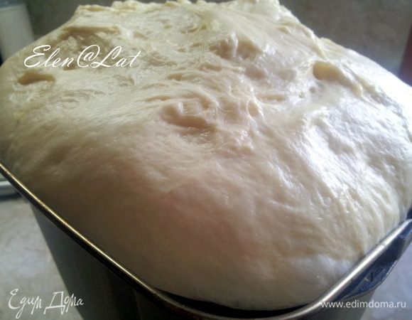 Замесить дрожжевое тесто, я это делаю в хлебопечке. Если у Вас ее нет. Просто смешайте все ингредиенты для теста и хорошо вымесите, и поставьте подниматься примерно на 2 часа. Можно убрать тесто в холодильник на ночь, и у вас на завтрак будут чудесные булочки.
