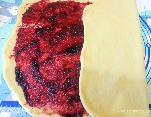 Сложить тесто в трое и защипнуть края, немного прокатить по "рулетику" скалкой. Получится прямоугольник размером примерно 30х20 см.
