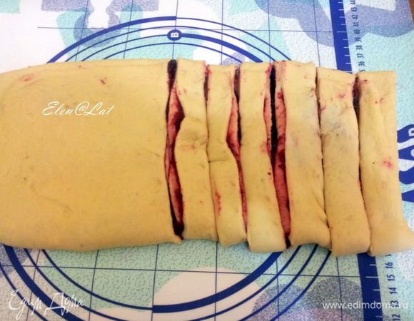 Нарезать "рулет" на полоски примерно по 3 см (12 шт.)
