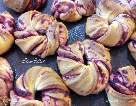 Выпекать веночки в заранее разогретой до 200С духовке минут 15-20.