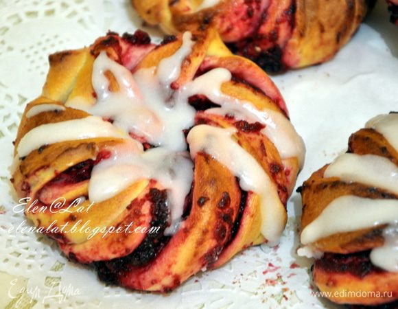 Но я их полила сахарной глазурью, или помадой, как Вам больше нравится. Для этого в сахарную пудру добавила немного лимонного сока, и размешала до состояния теста на оладьи. Мне показалось это интересно, кисленькая глазурь. как раз то, что именно мне не хватало. 