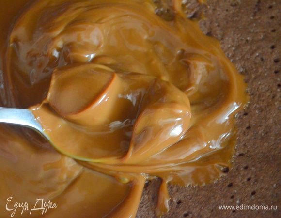 остывший корж смазать сначала сгущенкой