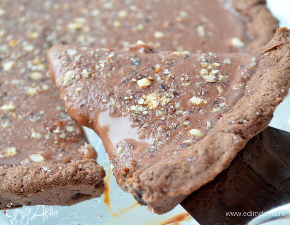 Пирог отправить на 2-3 часа в холодильник. Он должен как следует  охладиться! 