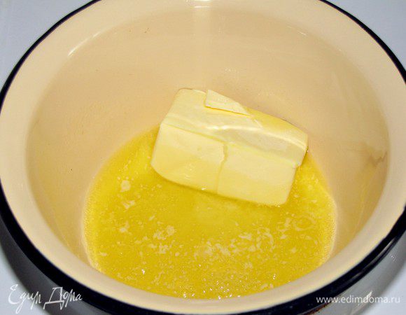 Сначала приготовим тесто. Для этого масло растопить и охладить до теплого.