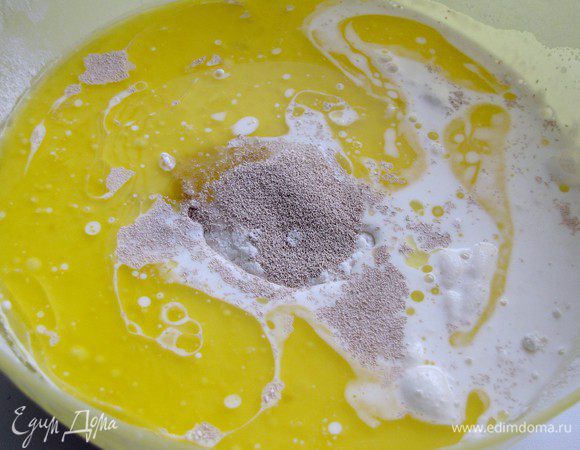 Соединить сыпучие и жидкие ингредиенты, добавить растопленное сливочное масло и замесить мягкое тесто.