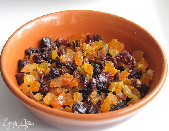 Тем временем приготовить начинки. Изюм залить горячей водой (не кипятком) и оставить на несколько минут распариваться. Курагу промыть. Затем воду с изюма слить и обсушить вместе с курагой на бумажном полотенце. Курагу мелко нарезать. Если изюм крупный (как в моем случае), то нарезать и его.