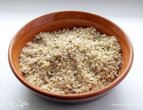 Грецкие орехи помолоть в кухонном комбайне. Яйцо взбить с сахаром и добавить к орехам, перемешать.