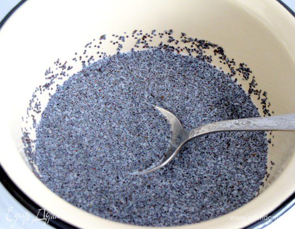 В мак добавить сахар и молоко. Поставить на медленный огонь и уварить, чтобы жидкость полностью испарилась.