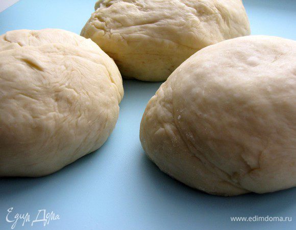 Когда тесто подойдет его нужно обмять и разделить на три равные части.