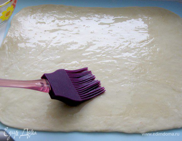 Каждую раскатать в прямоуголный пласт толщиной 3-5 мм. Смазать растительным маслом.