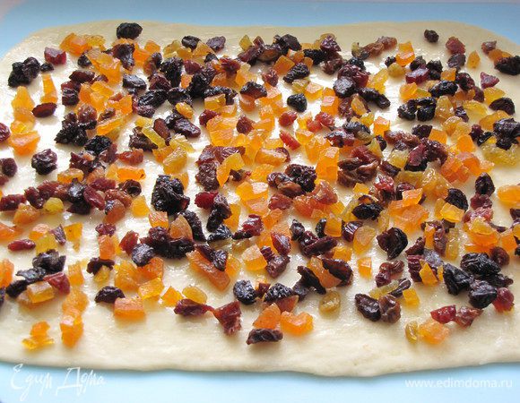 И равномерно расперделить начинку из кураги и изюма....