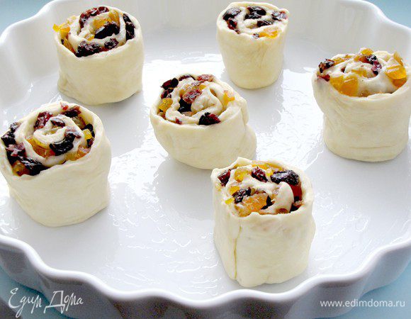 Поставить их в смазанную маслом форму, чередуя разные начинки. У меня форма диаметром 29 см.