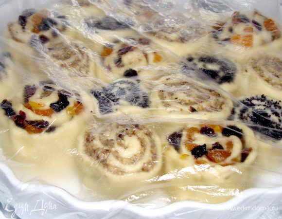 Накрыть пленкой и оставить в теплом месте, чтобы пирог расстоялся.