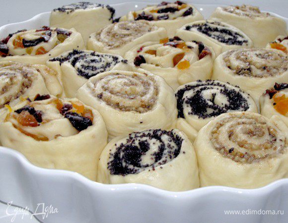 Когда он увеличится в размере и заполнятся пространства между отдельными кусочками поставить пирог в духовку. Выпекать при 180 град. 35-45 минут.