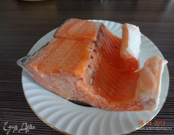 Рыбное филе помыть, нарезать на небольшие кусочки (чего я делать не стала), положить в кастрюлю с подсоленой водой и варить до готовности (у меня ушло 20 минут).