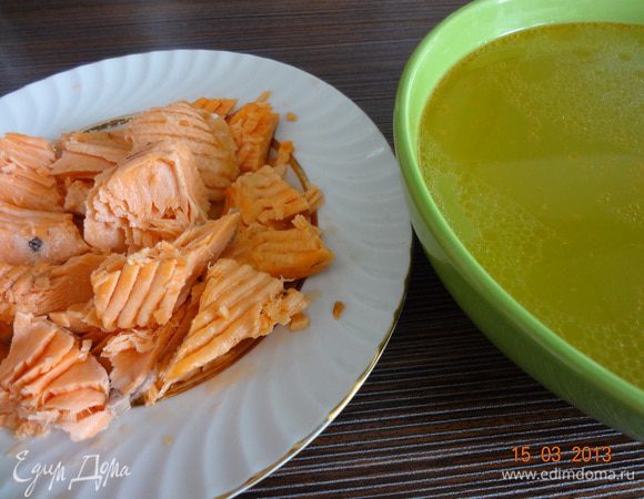 Готовое филе вынуть из бульона, разрезать на кусочки, освободив от костей, кожи, бульон процедить в отдельную емкость.