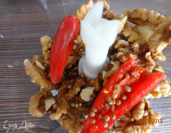 В блендере порубить грецкие орехи, семена кинзы, острый перчик (без семян), залить 1,5 стаканами рыбного бульона, посолить, перелить в сотейник, в котором будет готовиться сациви. 