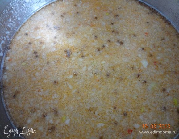 Мелко порубить лук и чеснок (я так же измельчила в блендере), отправить в бульон и поставить сотейник на средний огонь, довести до кипения и проварить 10 минут.